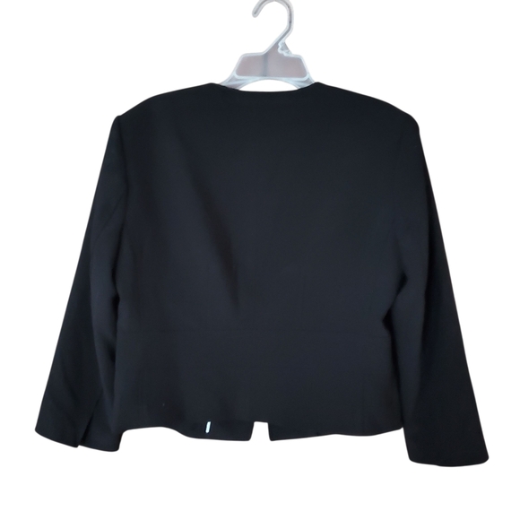 White House Black Market short/cropped classic black blazer front closure size 8 - Picture 2 of 12
